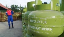 Petugas melakukan pengecekan distribusi LPG 3 kilogram bersubsidi di salah satu pangkalan di Kabupaten Lumajang.