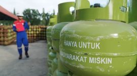 Petugas melakukan pengecekan distribusi LPG 3 kilogram bersubsidi di salah satu pangkalan di Kabupaten Lumajang.