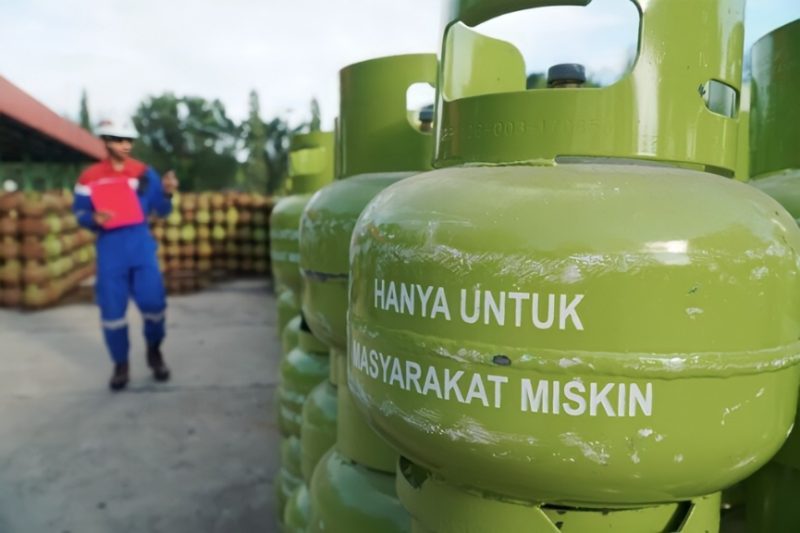 Petugas melakukan pengecekan distribusi LPG 3 kilogram bersubsidi di salah satu pangkalan di Kabupaten Lumajang.