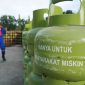 Petugas melakukan pengecekan distribusi LPG 3 kilogram bersubsidi di salah satu pangkalan di Kabupaten Lumajang.