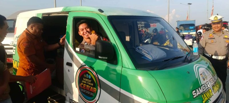 Polres Sumenep dan UPT PPD Sumenep saat pemberangkatan layanan Samsat Keliling menuju Pulau Raas dari Pelabuhan Kalianget, Jumat (10/4/2026).