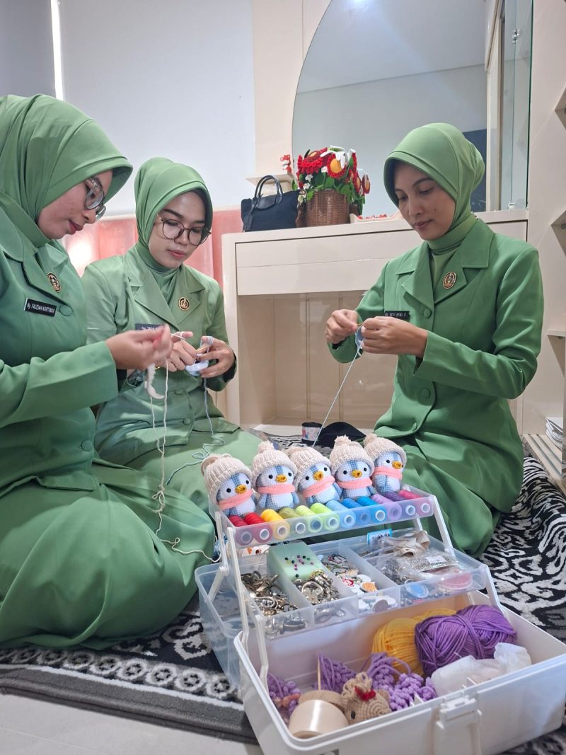 Orange Handmade hadir sebagai bukti bahwa ketekunan, kreativitas, dan keberanian berinovasi mampu mengubah sesuatu yang sederhana menjadi karya bernilai tinggi.