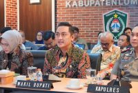 Wakil Bupati Lumajang Yudha Adji Kusuma saat memimpin rapat koordinasi stabilitas stok LPG 3 kilogram dan BBM di Ruang Mahameru Kantor Bupati Lumajang, Kamis (9/4/2026).