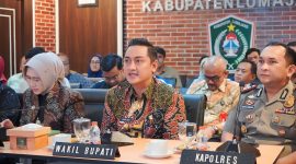 Wakil Bupati Lumajang Yudha Adji Kusuma saat memimpin rapat koordinasi stabilitas stok LPG 3 kilogram dan BBM di Ruang Mahameru Kantor Bupati Lumajang, Kamis (9/4/2026).