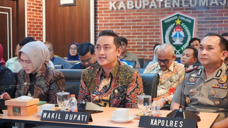 Wakil Bupati Lumajang Yudha Adji Kusuma saat memimpin rapat koordinasi stabilitas stok LPG 3 kilogram dan BBM di Ruang Mahameru Kantor Bupati Lumajang, Kamis (9/4/2026).