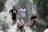 Rombongan The Dudas Minus One saat mengunjungi destinasi wisata di Banyuwangi dalam rangka proses syuting program terbaru mereka.