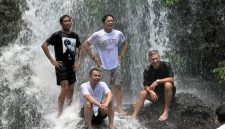 Rombongan The Dudas Minus One saat mengunjungi destinasi wisata di Banyuwangi dalam rangka proses syuting program terbaru mereka.