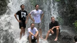 Rombongan The Dudas Minus One saat mengunjungi destinasi wisata di Banyuwangi dalam rangka proses syuting program terbaru mereka.