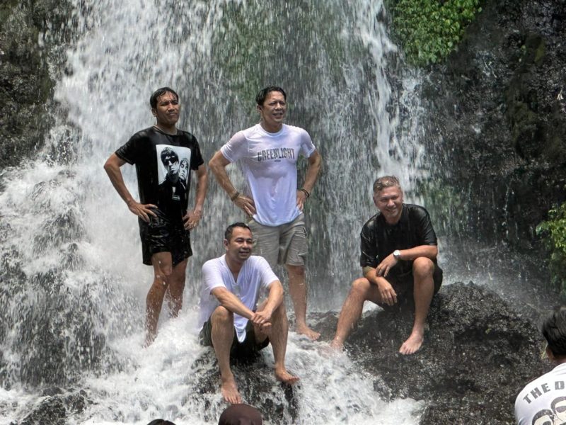 Rombongan The Dudas Minus One saat mengunjungi destinasi wisata di Banyuwangi dalam rangka proses syuting program terbaru mereka.