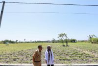 Bupati Banyuwangi bersama Petugas BPBD saat melakukan pemantauan wilayah rawan kekeringan sebagai langkah antisipasi dampak kemarau panjang.