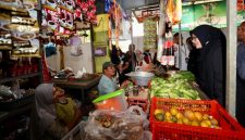 Bupati Banyuwangi Ipuk Fiestiandani saat mensosialisasikan kebijakan pembebasan retribusi kepada pedagang di Pasar Srono, Minggu (3/5/2026).
