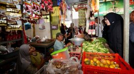 Bupati Banyuwangi Ipuk Fiestiandani saat mensosialisasikan kebijakan pembebasan retribusi kepada pedagang di Pasar Srono, Minggu (3/5/2026).