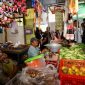 Bupati Banyuwangi Ipuk Fiestiandani saat mensosialisasikan kebijakan pembebasan retribusi kepada pedagang di Pasar Srono, Minggu (3/5/2026).