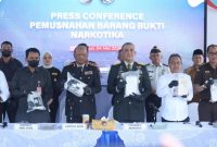 Direktorat Reserse Narkoba (Ditresnarkoba) Polda Jawa Timur menggelar pemusnahan barang bukti narkotika jenis kokain di depan Lobby Tribrata Mapolda Jatim, Senin (4/5/2026). 