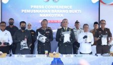Direktorat Reserse Narkoba (Ditresnarkoba) Polda Jawa Timur menggelar pemusnahan barang bukti narkotika jenis kokain di depan Lobby Tribrata Mapolda Jatim, Senin (4/5/2026). 