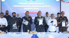 Direktorat Reserse Narkoba (Ditresnarkoba) Polda Jawa Timur menggelar pemusnahan barang bukti narkotika jenis kokain di depan Lobby Tribrata Mapolda Jatim, Senin (4/5/2026). 