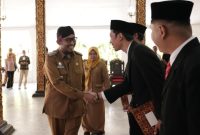 Bupati Sumenep Achmad Fauzi Wongsojudo saat melantik Tim Ahli Cagar Budaya (TACB) di Pendopo Agung Keraton Sumenep.