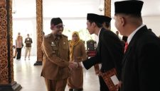 Bupati Sumenep Achmad Fauzi Wongsojudo saat melantik Tim Ahli Cagar Budaya (TACB) di Pendopo Agung Keraton Sumenep.