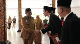 Bupati Sumenep Achmad Fauzi Wongsojudo saat melantik Tim Ahli Cagar Budaya (TACB) di Pendopo Agung Keraton Sumenep.