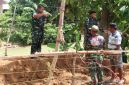 Dandim 0827/Sumenep Letkol Inf Citra Persada meninjau langsung proses pembangunan Jembatan Perintis Garuda di Desa Ambunten Tengah.