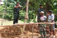 Dandim 0827/Sumenep Letkol Inf Citra Persada meninjau langsung proses pembangunan Jembatan Perintis Garuda di Desa Ambunten Tengah.