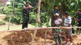 Dandim 0827/Sumenep Letkol Inf Citra Persada meninjau langsung proses pembangunan Jembatan Perintis Garuda di Desa Ambunten Tengah.