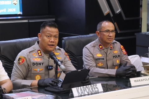 Kapolres Subang AKBP Dony Eko Wicaksono saat konferensi pers pengungkapan kasus penipuan proyek fiktif yang melibatkan oknum PNS Kesbangpol Subang, Selasa (5/5/2026).