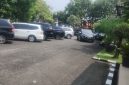 Sejumlah kendaraan tampak terparkir di halaman kantor dinas sejak sekitar pukul 10.00 WIB hingga rapat selesai.