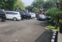 Sejumlah kendaraan tampak terparkir di halaman kantor dinas sejak sekitar pukul 10.00 WIB hingga rapat selesai.
