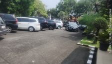 Sejumlah kendaraan tampak terparkir di halaman kantor dinas sejak sekitar pukul 10.00 WIB hingga rapat selesai.