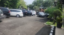 Sejumlah kendaraan tampak terparkir di halaman kantor dinas sejak sekitar pukul 10.00 WIB hingga rapat selesai.