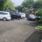 Sejumlah kendaraan tampak terparkir di halaman kantor dinas sejak sekitar pukul 10.00 WIB hingga rapat selesai.