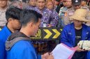 Massa aksi PC PMII Sumenep saat menggelar demonstrasi di depan Kantor Pemkab Sumenep menuntut revisi Perda Tembakau, Kamis (7/5/2026).