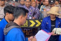 Massa aksi PC PMII Sumenep saat menggelar demonstrasi di depan Kantor Pemkab Sumenep menuntut revisi Perda Tembakau, Kamis (7/5/2026).