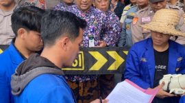 Massa aksi PC PMII Sumenep saat menggelar demonstrasi di depan Kantor Pemkab Sumenep menuntut revisi Perda Tembakau, Kamis (7/5/2026).
