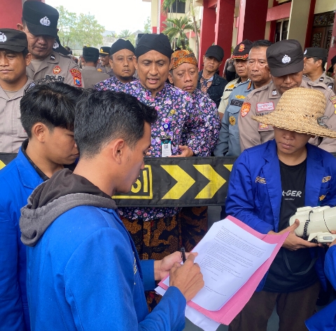 Massa aksi PC PMII Sumenep saat menggelar demonstrasi di depan Kantor Pemkab Sumenep menuntut revisi Perda Tembakau, Kamis (7/5/2026).