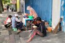 Sejumlah tukang becak sarapan sederhana di pinggir Jalan Panglima Sudirman, Kabupaten Sumenep, Sabtu (9/5/2026). Potret ini menjadi gambaran nyata denyut ekonomi masyarakat kecil di tengah persoalan kemiskinan, pengangguran, dan rendahnya kualitas SDM.