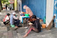 Sejumlah tukang becak sarapan sederhana di pinggir Jalan Panglima Sudirman, Kabupaten Sumenep, Sabtu (9/5/2026). Potret ini menjadi gambaran nyata denyut ekonomi masyarakat kecil di tengah persoalan kemiskinan, pengangguran, dan rendahnya kualitas SDM.
