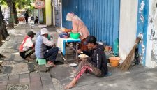Sejumlah tukang becak sarapan sederhana di pinggir Jalan Panglima Sudirman, Kabupaten Sumenep, Sabtu (9/5/2026). Potret ini menjadi gambaran nyata denyut ekonomi masyarakat kecil di tengah persoalan kemiskinan, pengangguran, dan rendahnya kualitas SDM.