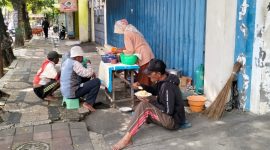 Sejumlah tukang becak sarapan sederhana di pinggir Jalan Panglima Sudirman, Kabupaten Sumenep, Sabtu (9/5/2026). Potret ini menjadi gambaran nyata denyut ekonomi masyarakat kecil di tengah persoalan kemiskinan, pengangguran, dan rendahnya kualitas SDM.