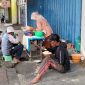 Sejumlah tukang becak sarapan sederhana di pinggir Jalan Panglima Sudirman, Kabupaten Sumenep, Sabtu (9/5/2026). Potret ini menjadi gambaran nyata denyut ekonomi masyarakat kecil di tengah persoalan kemiskinan, pengangguran, dan rendahnya kualitas SDM.