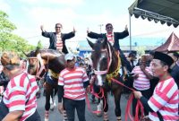 Wakil Bupati Sumenep KH. Imam Hasyim bersama Sekda Agus Dwi Saputra saat menghadiri Festival Jaran Serek 2026 di GOR A. Yani Pangligur, Minggu (10/5/2026).