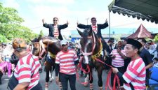 Wakil Bupati Sumenep KH. Imam Hasyim bersama Sekda Agus Dwi Saputra saat menghadiri Festival Jaran Serek 2026 di GOR A. Yani Pangligur, Minggu (10/5/2026).