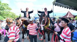 Wakil Bupati Sumenep KH. Imam Hasyim bersama Sekda Agus Dwi Saputra saat menghadiri Festival Jaran Serek 2026 di GOR A. Yani Pangligur, Minggu (10/5/2026).