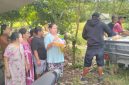 Perwakilan CV Bangkit Anugrah Jaya menyerahkan bantuan paket sembako kepada warga terdampak aktivitas tambang pasir di Dusun Pancoran, Desa Karangbendo, Kecamatan Rogojampi, Banyuwangi, Minggu (10/5/2026).