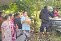 Perwakilan CV Bangkit Anugrah Jaya menyerahkan bantuan paket sembako kepada warga terdampak aktivitas tambang pasir di Dusun Pancoran, Desa Karangbendo, Kecamatan Rogojampi, Banyuwangi, Minggu (10/5/2026).