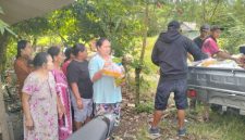Perwakilan CV Bangkit Anugrah Jaya menyerahkan bantuan paket sembako kepada warga terdampak aktivitas tambang pasir di Dusun Pancoran, Desa Karangbendo, Kecamatan Rogojampi, Banyuwangi, Minggu (10/5/2026).