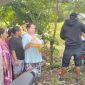 Perwakilan CV Bangkit Anugrah Jaya menyerahkan bantuan paket sembako kepada warga terdampak aktivitas tambang pasir di Dusun Pancoran, Desa Karangbendo, Kecamatan Rogojampi, Banyuwangi, Minggu (10/5/2026).