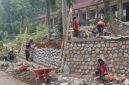 Proses pengerjaan Tembok Penahan Tanah (TPT) oleh PT Ridwan di wilayah Purwakarta tetap berlangsung meski terkendala hujan dengan intensitas tinggi.
