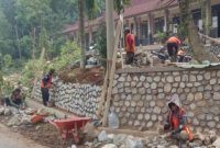 Proses pengerjaan Tembok Penahan Tanah (TPT) oleh PT Ridwan di wilayah Purwakarta tetap berlangsung meski terkendala hujan dengan intensitas tinggi.